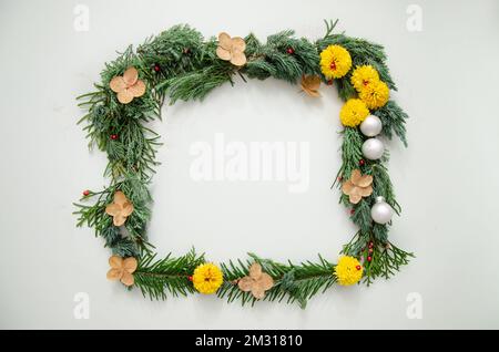 Christmas composition. Square frame made of pine, cypress, thuja branches branches, fresh and dried flowers and balls. Christmas, winter, new year con Stock Photo