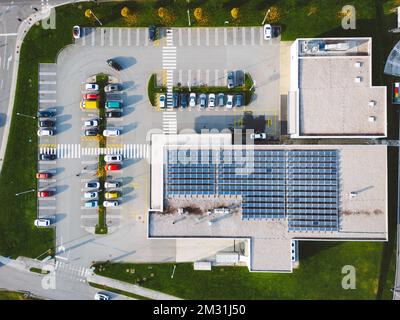 Top down view of an discount retailer chain with solar panels on the rood and a parking lot on the side Stock Photo