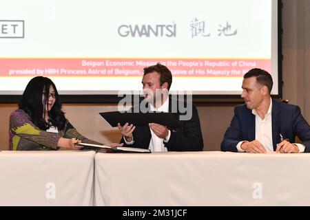 Ruben Goots, Founding Partner Hamlet, Jason Felstead Founding Partner Hamlet and Jacqueline Xueqin Zhang, Managing Director Gwantsi pictured during a signing ceremony, on the third day of a Belgian economic trade mission to China, Wednesday 20 November 2019. Several federal and regional ministers accompany the princess on an economic mission to China from 18 to 23 November. BELGA PHOTO DIRK WAEM Stock Photo