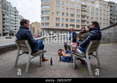 Illustration picture shows a picnic at the digue in Oostende, Sunday 15 March 2020. Thursday evening the federal government announced drastic measures to stop the spreading of Covid-19. Restaurants and cafes are closed, only shops selling food are open, school lessons will be suspended from Monday. BELGA PHOTO KURT DESPLENTER Stock Photo