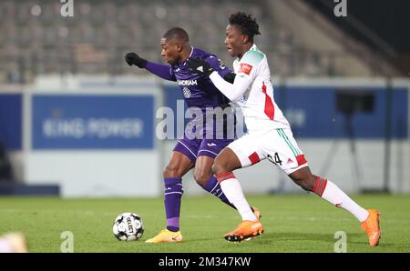 Anderlecht's Francis Amuzu and OHL's Kamal Sowah fight for the