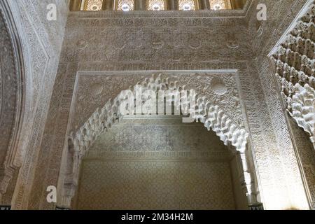 Close up to an islamic architectonical style details of an arc inside alhambra palace building Stock Photo