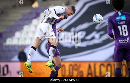 Charleroi's Ognjen Vranjes and Beerschot's Musashi Suzuki fight for the ball during a postponed soccer match between Beerschot VA and Sporting Charleroi, Wednesday 07 April 2021 in Antwerp, from day 31 of the 'Jupiler Pro League' first division of the Belgian championship. BELGA PHOTO VIRGINIE LEFOUR Stock Photo