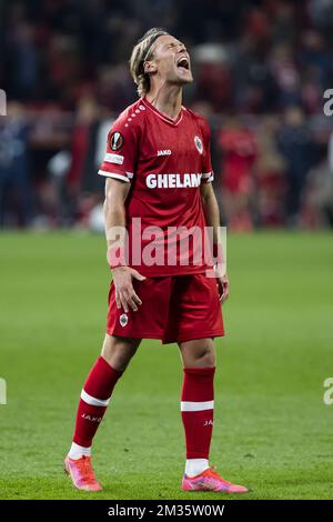 Antwerp's Viktor Fischer looks dejected after a soccer game between Belgian Royal Antwerp FC and German Eindracht Frankfurt, Thursday 30 September 2021, in Antwerp, on the second day (out of six) of the Europa League group stage, in the Group D. BELGA PHOTO KRISTOF VAN ACCOM Stock Photo