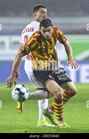 Mechelen's Hugo Cuypers and Standard's Gojko Cimirot fight for the ball during a soccer match between KV Mechelen and Standard de Liege, Friday 01 October 2021 in Mechelen, on day 10 of the 2021-2022 'Jupiler Pro League' first division of the Belgian championship. BELGA PHOTO LAURIE DIEFFEMBACQ Stock Photo