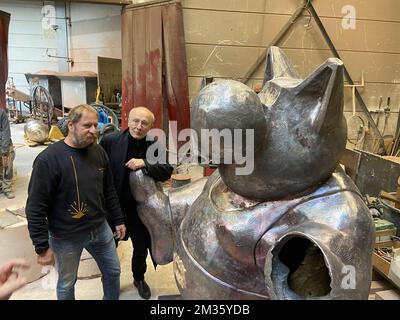 Cartoonis Philippe Geluck¿ pictured during a visit to the workshop Fonderie Van Geert, where sculptures of comic book character Le Chat are made, in Aalst, Friday 08 October 2021. Le Chat is a cartoon and comic book character created by Philippe Geluck in 1983, that appeared in Le Soir newspaper until 2013. BELGA PHOTO MAARTEN WEYNANTS  Stock Photo