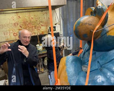 Cartoonis Philippe Geluck¿ pictured during a visit to the workshop Fonderie Van Geert, where sculptures of comic book character Le Chat are made, in Aalst, Friday 08 October 2021. Le Chat is a cartoon and comic book character created by Philippe Geluck in 1983, that appeared in Le Soir newspaper until 2013. BELGA PHOTO MAARTEN WEYNANTS  Stock Photo