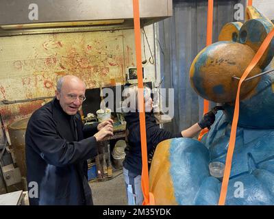 Cartoonis Philippe Geluck¿ pictured during a visit to the workshop Fonderie Van Geert, where sculptures of comic book character Le Chat are made, in Aalst, Friday 08 October 2021. Le Chat is a cartoon and comic book character created by Philippe Geluck in 1983, that appeared in Le Soir newspaper until 2013. BELGA PHOTO MAARTEN WEYNANTS  Stock Photo