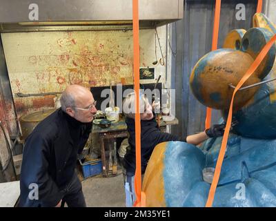 Cartoonis Philippe Geluck¿ pictured during a visit to the workshop Fonderie Van Geert, where sculptures of comic book character Le Chat are made, in Aalst, Friday 08 October 2021. Le Chat is a cartoon and comic book character created by Philippe Geluck in 1983, that appeared in Le Soir newspaper until 2013. BELGA PHOTO MAARTEN WEYNANTS  Stock Photo