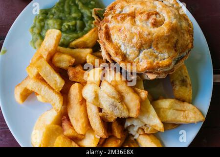 Traditional english cuisine. Steak ale pie, Mashed Potato and Mushy Peas. The Nottingham House. Sheffield, South Yorkshire, Yorkshire and the Humber, Stock Photo