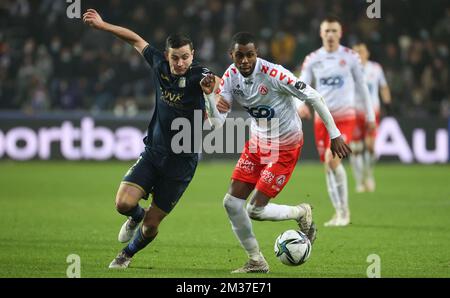 OHL's Xavier Mercier and Anderlecht's Josh Cullen fight for the