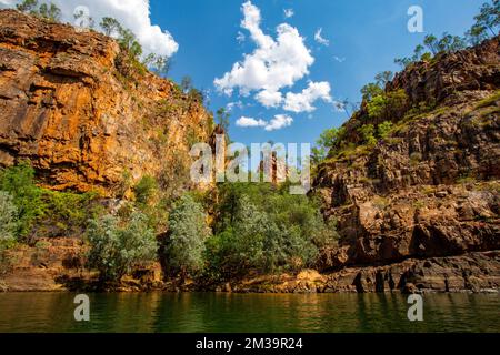 Cliffs of the Nitmiluk (Katherine) Gorge carved trough ancient sandstone, in Nitmiluk (Katherine Gorge) National Park, Northern Territory, Australia Stock Photo