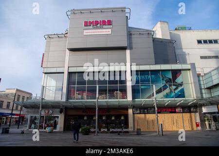 Slough, Berkshire, UK. 14th December, 2022. The Empire Cinema in Slough has suddenly and unexpectedly closed down. Many businesses are closing down in Slough as a major redvelopment of the town centre will be taking place leaving much of the town like a ghost town. Credit: Maureen McLean/Alamy Live News Stock Photo