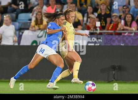 Italy's Agnese Bonfantini and Belgium's Janice Cayman fight for the ball during a game between Belgium's national women's soccer team the Red Flames and Italy, in Manchester, England on Monday 18 July 2022, third and final game in the group D at the Women's Euro 2022 tournament. The 2022 UEFA European Women's Football Championship is taking place from 6 to 31 July. BELGA PHOTO DAVID CATRY Stock Photo