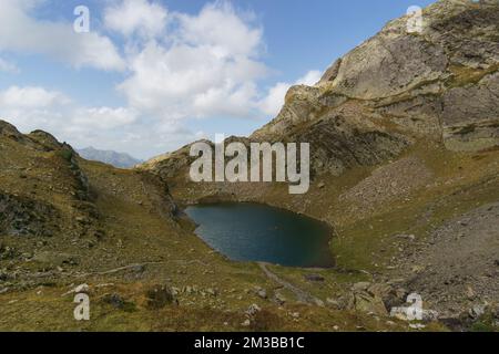 Small lake Lac du Lurien in the pyrenees mountains at Vallee du Soussoueou on a sunny autumn day, Artouste, Nouvelle-Aquitaine, France Stock Photo