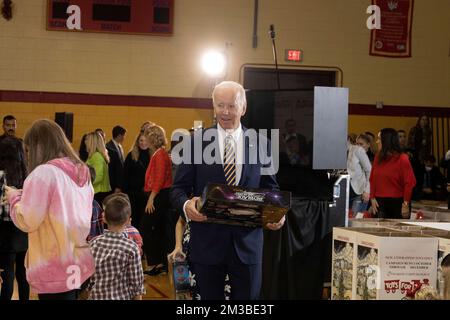Arlington, United States. 12 December, 2022. U.S. President Joe Biden carries toys during the 75th anniversary Toys for Tots sorting at Joint Base Myer-Henderson Hall, December 12, 2022 in Arlington, Virginia.  Credit: Sgt. Ellen Schaaf/US Marine Corps/Alamy Live News Stock Photo