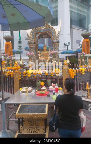 View of the Erawan Shrine ( The four-faced Brahma statue or Phra Phrom ) at Ratchaprasong intersection of Ratchadamri Road in Bangkok , Thailand. Stock Photo