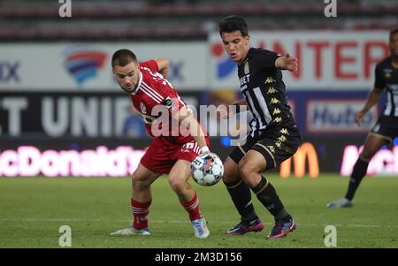 Standard's Nicolas Raskin and Charleroi's Amir Hosseinzadeh fight for the ball during a soccer match between Sporting Charleroi and Standard Liege, Sunday 09 October 2022 in Charleroi, on day 11 of the 2022-2023 'Jupiler Pro League' first division of the Belgian championship. BELGA PHOTO VIRGINIE LEFOUR Stock Photo