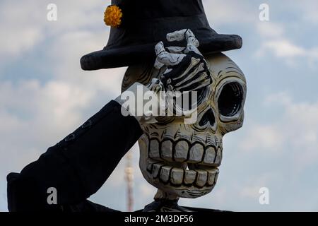 gingante skulls dressed in costume for the day of the dead, a traditional mexican holiday Stock Photo