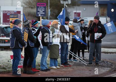 Carmarthen, UK. 15th Dec, 2022. Nurses on a picket line at Glangwili General Hospital, Carmarthen as nurses in Wales, Northern Ireland and England take industrial action in a dispute over pay. Credit: Gruffydd Thomas/Alamy Live News Stock Photo