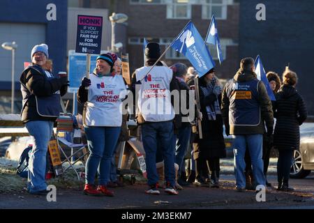 Carmarthen, UK. 15th Dec, 2022. Nurses on a picket line at Glangwili General Hospital, Carmarthen as nurses in Wales, Northern Ireland and England take industrial action in a dispute over pay. Credit: Gruffydd Thomas/Alamy Live News Stock Photo