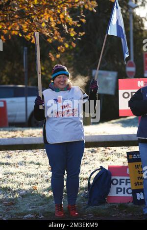 Carmarthen, UK. 15th Dec, 2022. Nurses on a picket line at Glangwili General Hospital, Carmarthen as nurses in Wales, Northern Ireland and England take industrial action in a dispute over pay. Credit: Gruffydd Thomas/Alamy Live News Stock Photo