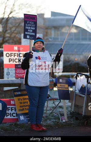 Carmarthen, UK. 15th Dec, 2022. Nurses on a picket line at Glangwili General Hospital, Carmarthen as nurses in Wales, Northern Ireland and England take industrial action in a dispute over pay. Credit: Gruffydd Thomas/Alamy Live News Stock Photo