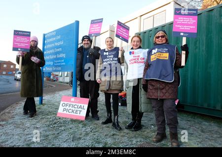 Hereford Hospital, Hereford, UK – Thursday 15th December 2022 – Members of the Royal College of Nursing ( RCN ) on strike outside the Stonebow Unit ( mental health care ) at Hereford Hospital in temperatures well below zero  - this is the first of two planned strike days in December and the first strike day since the union was established in 1916. Photo Steven May / Alamy Live News Stock Photo