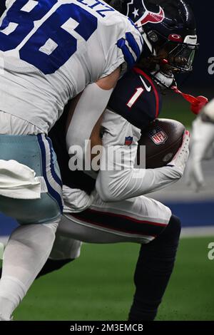 Houston Texans tight end Dalton Schultz (86) gets set on line of ...