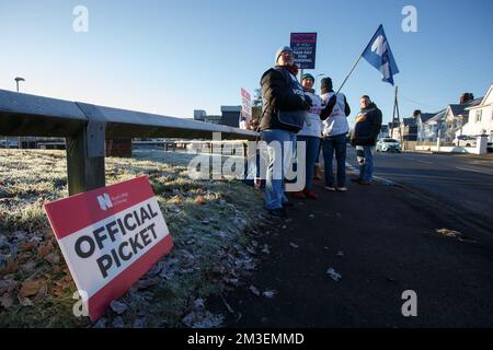 Carmarthen, UK. 15th Dec, 2022. Nurses on a picket line at Glangwili General Hospital, Carmarthen as nurses in Wales, Northern Ireland and England take industrial action in a dispute over pay. Credit: Gruffydd Thomas/Alamy Live News Stock Photo