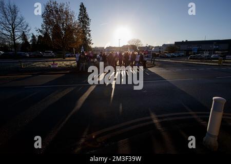 Carmarthen, UK. 15th Dec, 2022. Nurses on a picket line at Glangwili General Hospital, Carmarthen as nurses in Wales, Northern Ireland and England take industrial action in a dispute over pay. Credit: Gruffydd Thomas/Alamy Live News Stock Photo