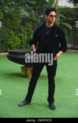 New Delhi, India. 15th Dec, 2022. Bollywood actor Sidharth Malhotra posing for photos at Imperial Hotel, He promoting his upcoming movie 'Mission Majnu'. Movie will be released directly on Netflix, New Delhi. Credit: SOPA Images Limited/Alamy Live News Stock Photo