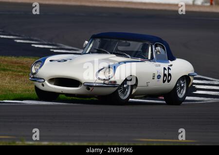 James Cottingham, Harvey Stanley, Jaguar E-Type Huffaker, Royal Automobile Club Historic Tourist Trophy, MRL Pre ’63 GT, forty minutes of racing with Stock Photo