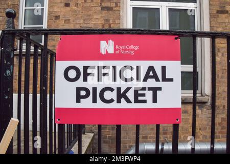 London, UK. 15th Dec, 2022. Royal College Of Nursing Official Picket sign seen at the picket line outside Great Ormond Street Hospital as the biggest UK nurse strike in history begins. Thousands of nurses across the country are on strike in a dispute over pay. Credit: SOPA Images Limited/Alamy Live News Stock Photo