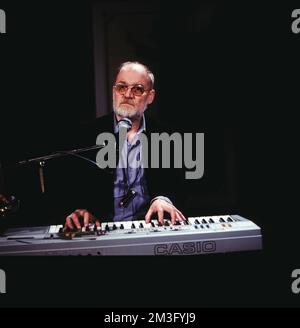 Hanns Dieter Hüsch, deutscher Kabarettist, Liedermacher und Schriftsteller, hier bei einem TV-Auftritt, Deutschland, 1987.  Hanns Dieter Hüsch, German cabaret artist, songwriter and author, TV cabaret performance, Germany, 1987. Stock Photo