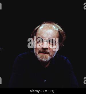 Hanns Dieter Hüsch, deutscher Kabarettist, Liedermacher und Schriftsteller, Portrait, Deutschland, 1982. Hanns Dieter Hüsch, German cabaret artist, songwriter and author, portrait, Germany, 1982. Stock Photo