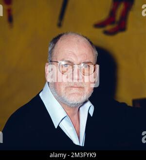 Hanns Dieter Hüsch, deutscher Kabarettist, Liedermacher und Schriftsteller, Portrait, Deutschland, 1991.  Hanns Dieter Hüsch, German cabaret artist, songwriter and author, portrait, Germany, 1991. Stock Photo