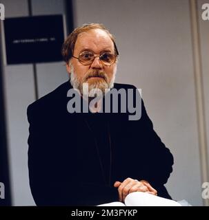 Hanns Dieter Hüsch, deutscher Kabarettist, Liedermacher und Schriftsteller, Portrait, Deutschland, 1985.  Hanns Dieter Hüsch, German cabaret artist, songwriter and author, portrait, Germany, 1985. Stock Photo