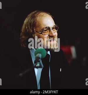 Hanns Dieter Hüsch, deutscher Kabarettist, Liedermacher und Schriftsteller, hier bei einem TV-Auftritt, Deutschland, 1977.  Hanns Dieter Hüsch, German cabaret artist, songwriter and author, TV performance, Germany, 1977. Stock Photo