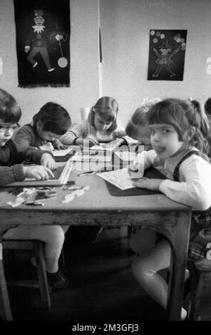 This colliery kindergarten with lots of music and paintings by Ruhrkohle AG (RAG) is run in an exemplary manner here on 07. 08. 1968 in Dortmund Stock Photo