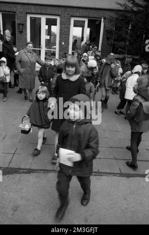 This colliery kindergarten with lots of music and paintings by Ruhrkohle AG (RAG) is run in an exemplary manner here on 07. 08. 1968 in Dortmund Stock Photo