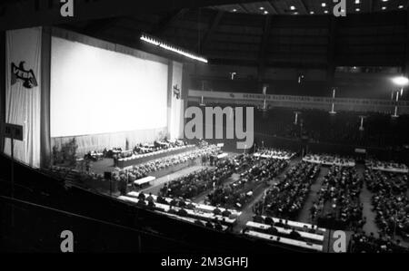 More than 2, 500 large-scale and small-scale workers met at the VEBA general assembly on 5 April 1966 in the Westfalenhalle in Dortmund, Germany Stock Photo