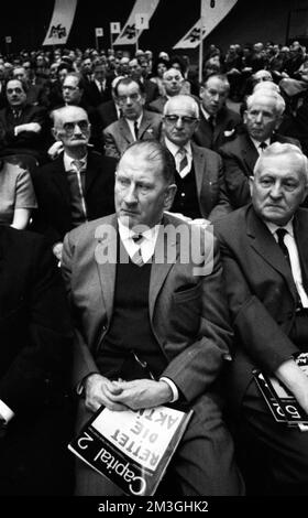 More than 2, 500 large-scale and small-scale workers met at the VEBA general assembly on 5 April 1966 in the Westfalenhalle in Dortmund, Germany Stock Photo