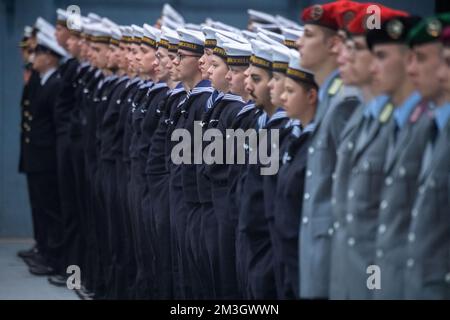 Kramerhof, Germany. 15th Dec, 2022. Bundeswehr recruits stand during the ceremonial swearing-in in the Vogelsanghalle in Kramerhof. 190 new servicemen and women from the Parow Naval Technology School were sworn in at the Vogelsanghalle in Kramerhof. According to the school, 159 men and 31 women were training to become technicians for the German armed forces. Credit: Stefan Sauer/dpa/Alamy Live News Stock Photo