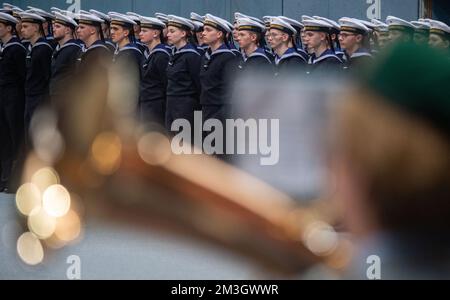 Kramerhof, Germany. 15th Dec, 2022. Bundeswehr recruits stand during the ceremonial swearing-in in the Vogelsanghalle in Kramerhof. 190 new servicemen and women from the Parow Naval Technology School were sworn in at the Vogelsanghalle in Kramerhof. According to the school, 159 men and 31 women were training to become technicians for the German armed forces. Credit: Stefan Sauer/dpa/Alamy Live News Stock Photo