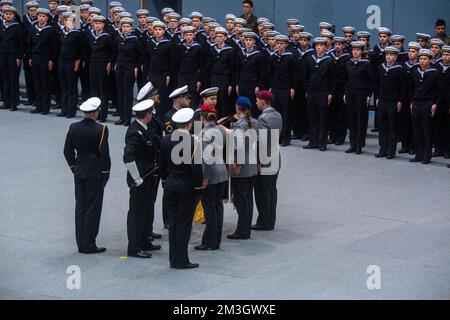 Kramerhof, Germany. 15th Dec, 2022. Bundeswehr recruits stand during the ceremonial swearing-in in the Vogelsanghalle in Kramerhof. 190 new servicemen and women from the Parow Naval Technology School were sworn in at the Vogelsanghalle in Kramerhof. According to the school, 159 men and 31 women were training to become technicians for the German armed forces. Credit: Stefan Sauer/dpa/Alamy Live News Stock Photo