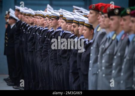 Kramerhof, Germany. 15th Dec, 2022. Bundeswehr recruits stand during the ceremonial swearing-in in the Vogelsanghalle in Kramerhof. 190 new servicemen and women from the Parow Naval Technology School were sworn in at the Vogelsanghalle in Kramerhof. According to the school, 159 men and 31 women were training to become technicians for the German armed forces. Credit: Stefan Sauer/dpa/Alamy Live News Stock Photo