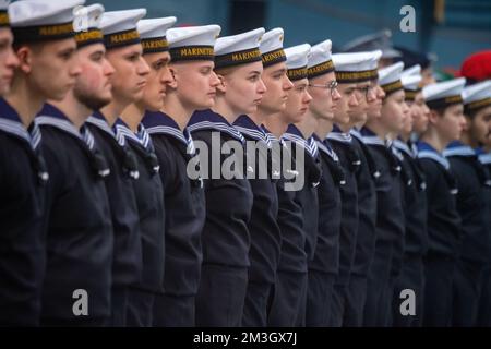 Kramerhof, Germany. 15th Dec, 2022. Bundeswehr recruits stand during the ceremonial swearing-in in the Vogelsanghalle in Kramerhof. 190 new servicemen and women from the Parow Naval Technology School were sworn in at the Vogelsanghalle in Kramerhof. According to the school, 159 men and 31 women were training to become technicians for the German armed forces. Credit: Stefan Sauer/dpa/Alamy Live News Stock Photo