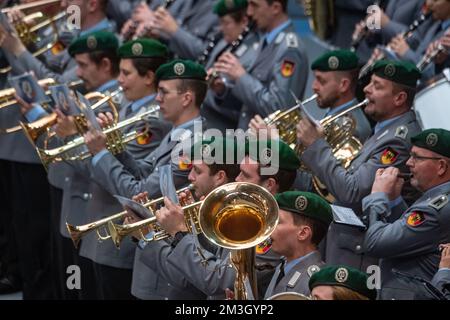 Kramerhof, Germany. 15th Dec, 2022. The Neubrandenburg Army Music Corps plays during the ceremonial swearing-in at the Vogelsanghalle in Kramerhof. 190 new servicemen and women from the Parow Naval Technology School were sworn in at the Vogelsanghalle in Kramerhof. According to the school, 159 men and 31 women were training to become technicians for the German armed forces. Credit: Stefan Sauer/dpa/Alamy Live News Stock Photo