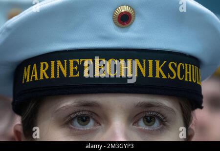 Kramerhof, Germany. 15th Dec, 2022. A Bundeswehr recruit takes part in the ceremonial swearing-in at the Vogelsanghalle in Kramerhof. 190 new servicemen and women from the Parow Naval Technology School have been sworn in at the Vogelsanghalle in Kramerhof. According to the school, 159 men and 31 women were training to become technicians for the German armed forces. Credit: Stefan Sauer/dpa/Alamy Live News Stock Photo